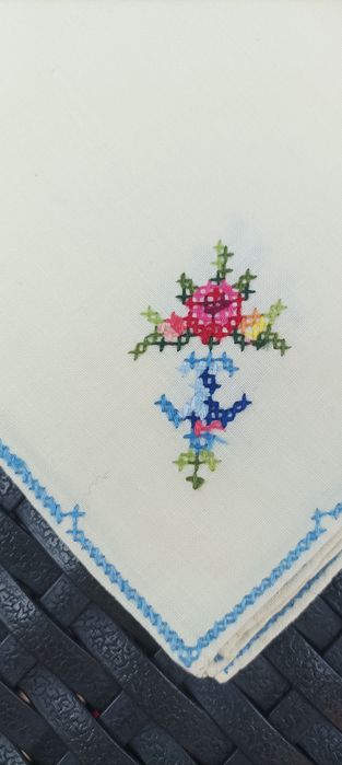 Ръчно бродирана покривка за маса