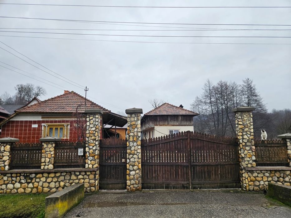 Teren cu casa de vanzare