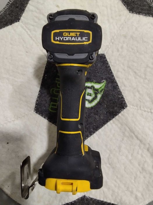 Шуруповёрт ударный масляный DCF870 Dewalt