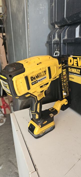 Pistol cuie Dewalt dcn 680