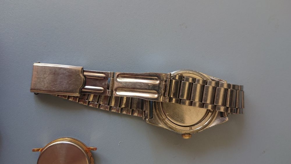 Каси с верижки, коронки и ремонтоари за часовници.