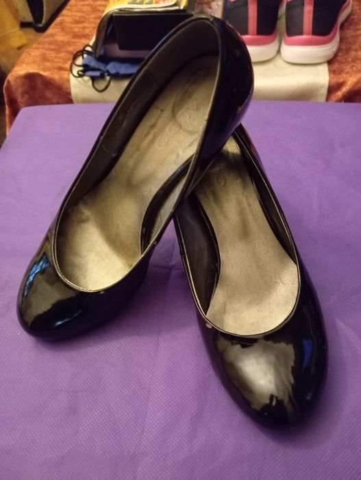 Pantofi de piele lăcuită nr 36