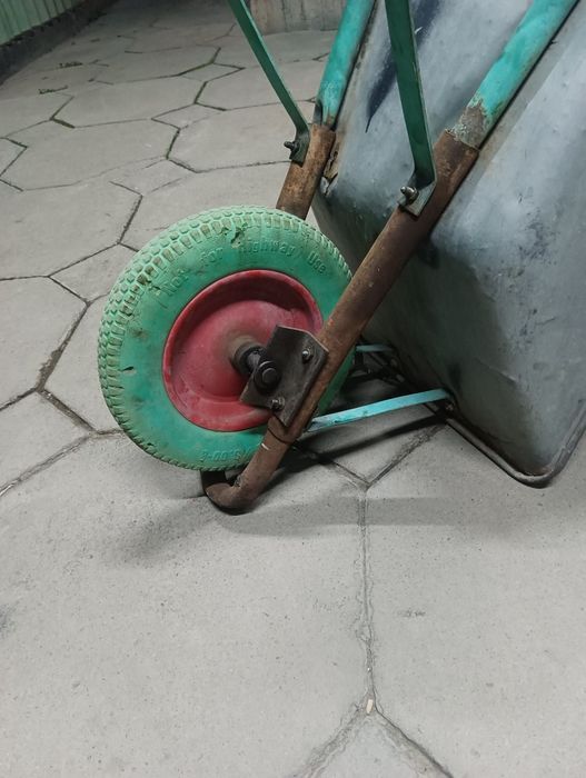 Тачка для строительных работ.