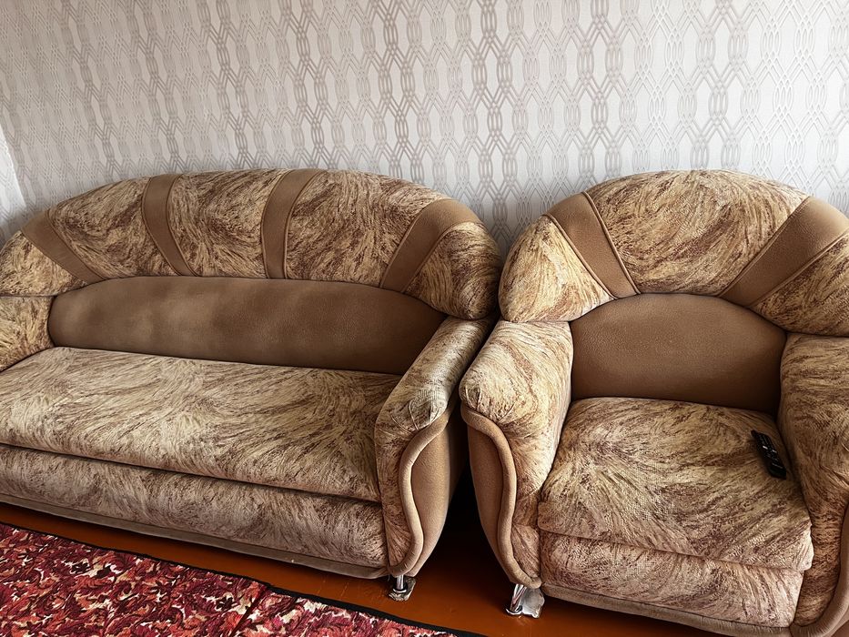 Продам два дивана с креслом б/у