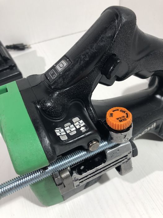 Mașină pentru debitat bară filetată Hitachi