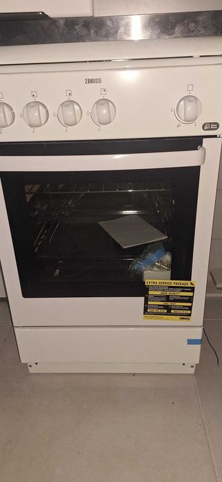 Aragaz Zanussi 50cm 4 arzatoare, cuptor 61l, functie Pizza, NOU