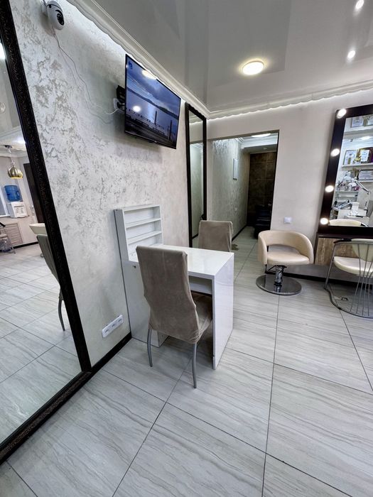 Сдаю стол для мастера маникюра