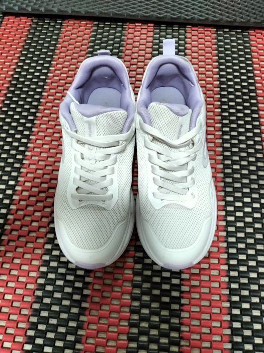 Срочно продам кроссовки