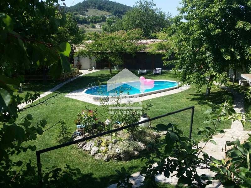 Двуетажна обзаведена къща за продажба, с допълнителни постройки и двор