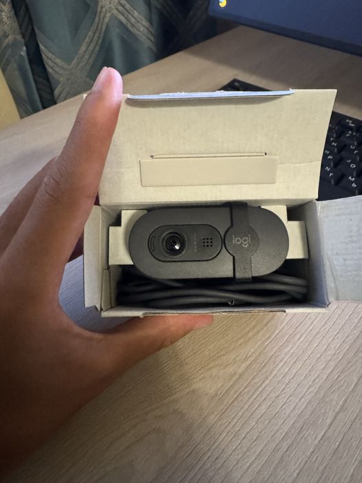 Веб камера Logitech Brio 100