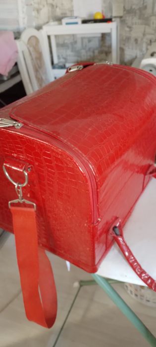 Продам чемодан для косметики
