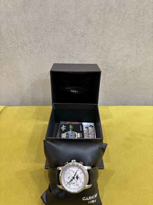 Часы Carnival в идеальном состоянии.