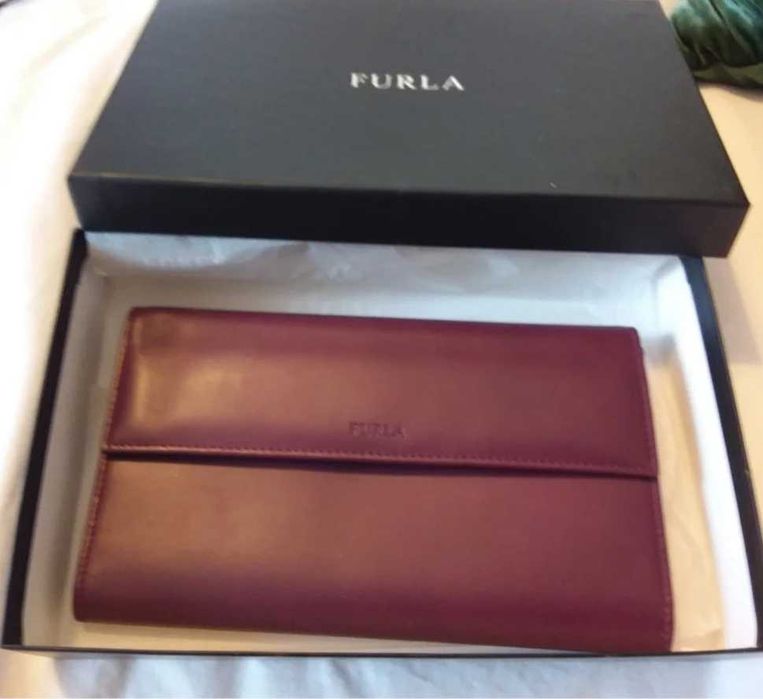 Портфейл Furla е цвят бордо