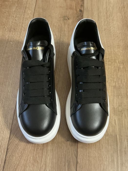 Vând Alexander McQueen