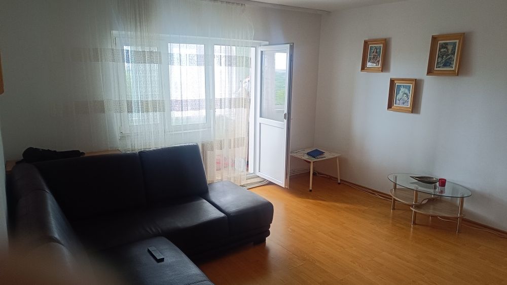 Închiriez apartament 2 camere   300 euro fix