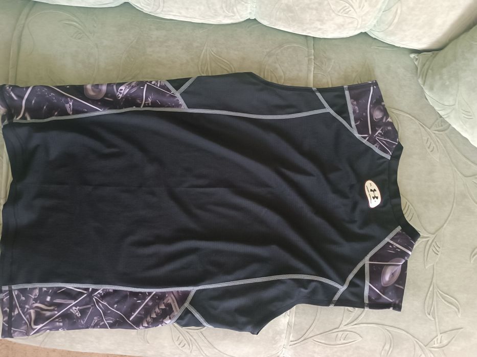 Спортен екип клин и две тениски без ръкави.