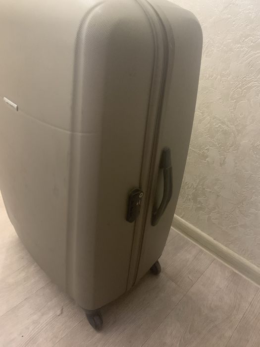 Продам чемодан на колесиках