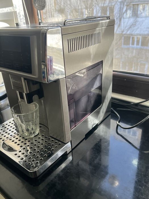Vând espressor Delonghi  PrimaDonna Avant