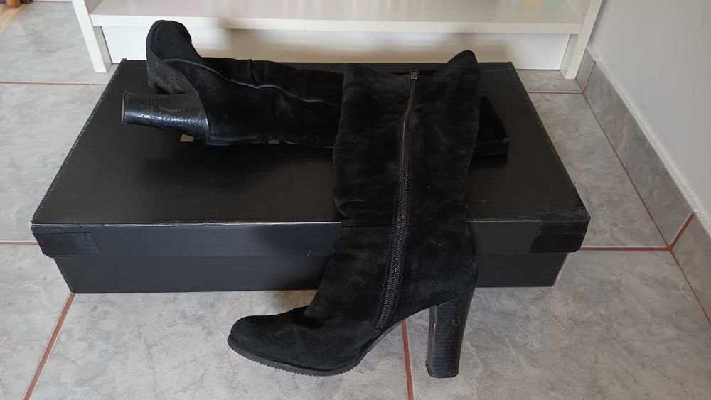 Vand cizme dama mar. 35, din piele, puțin folosite