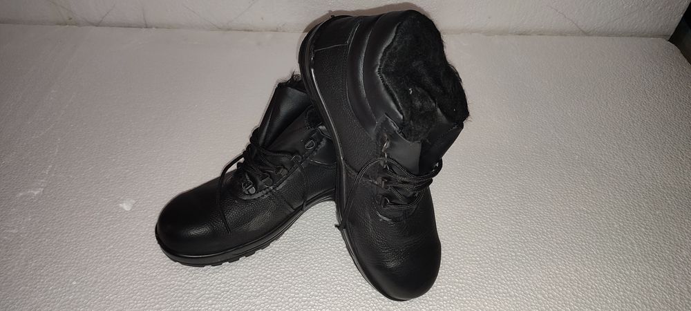 Продам зимнюю спец обувь