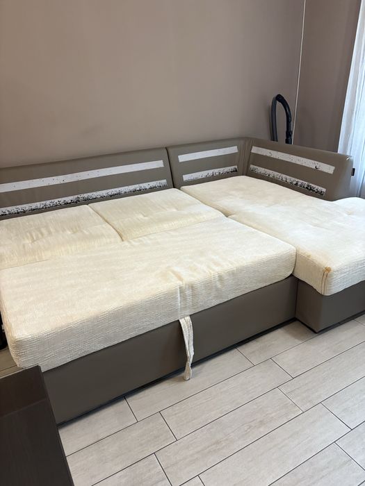 Ъглов диван  с дясна лежанка.