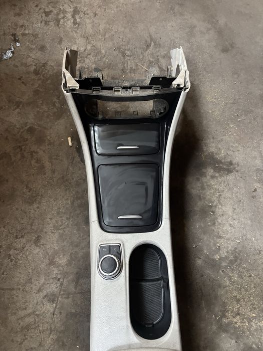 Подлакътник Mercedes CLA