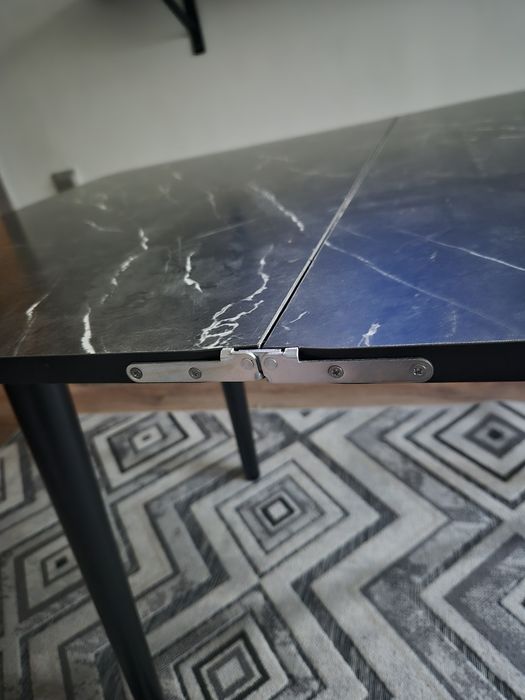 Продам стол чёрный.