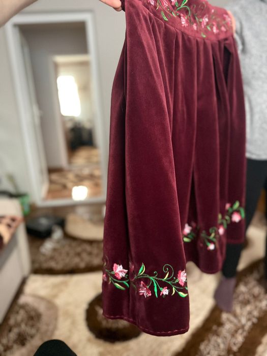 Fusta de catifea brodata