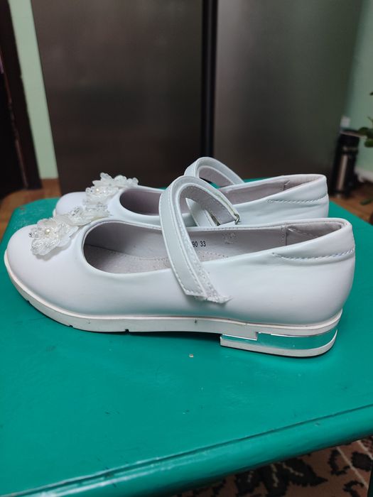 Белые туфельки для девочки