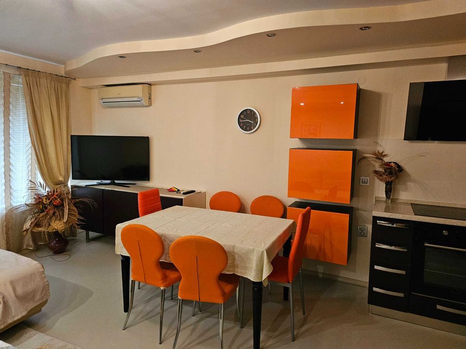 Тристаен апартамент -близо до Медицински Университет, Червен площад