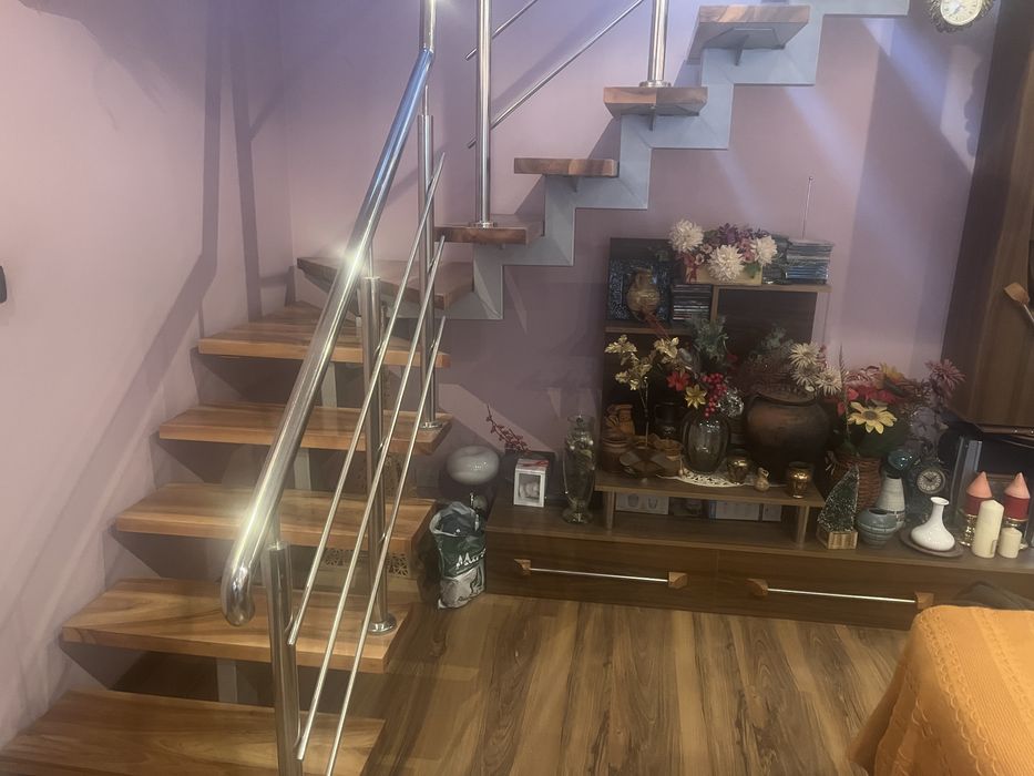 Scară de fier demontabilă imbrăcată în lemn de nuc