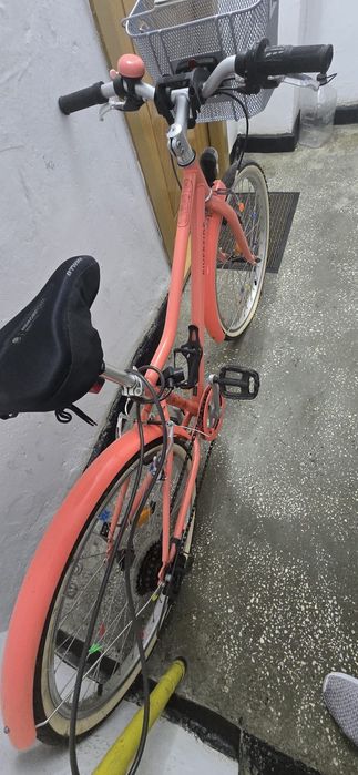 Bicicleta din Decatlon (roz) pentru fete, casca si coșuleț detașabil