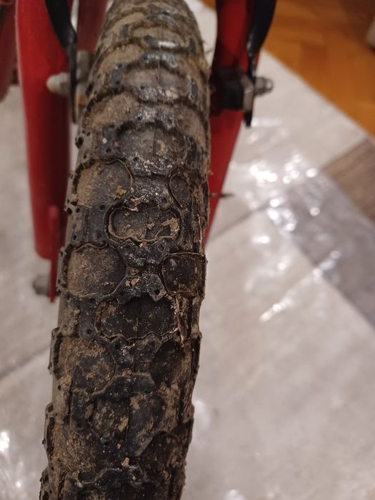 Trotineta ieftină cu roți mari