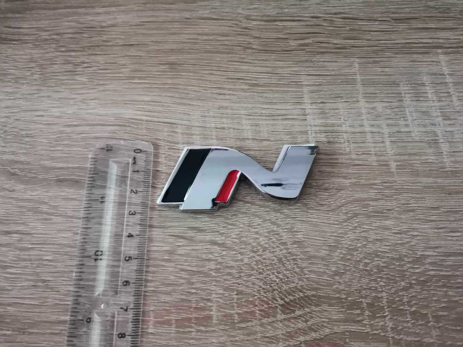 сребриста емблема Хюндай Ен Hyundai N