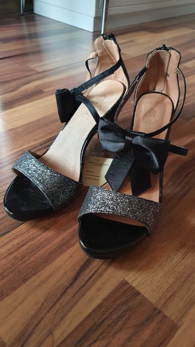 Елегантни дамски сандали