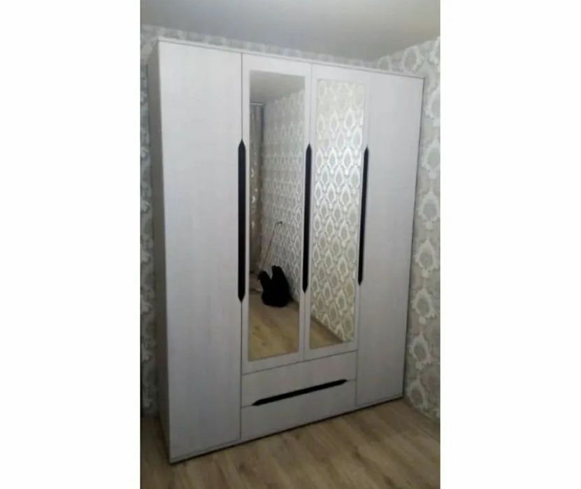 Шкаф и кровать..