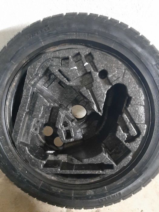 Roată rezervă și suport kit