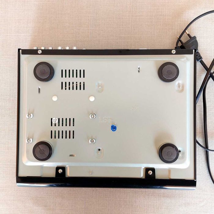 Продава DVD player Elite с дистанционно и комплект кабели