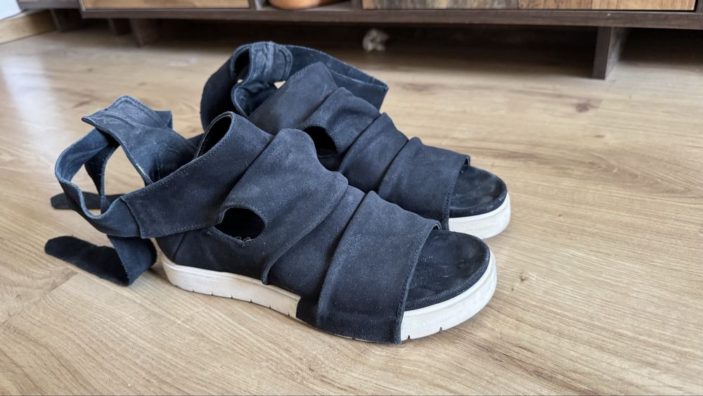 Черни велурени сандали