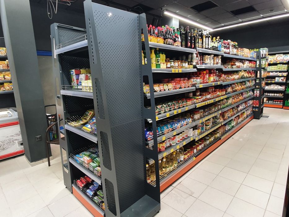 Промо стелаж с рафтове и куки