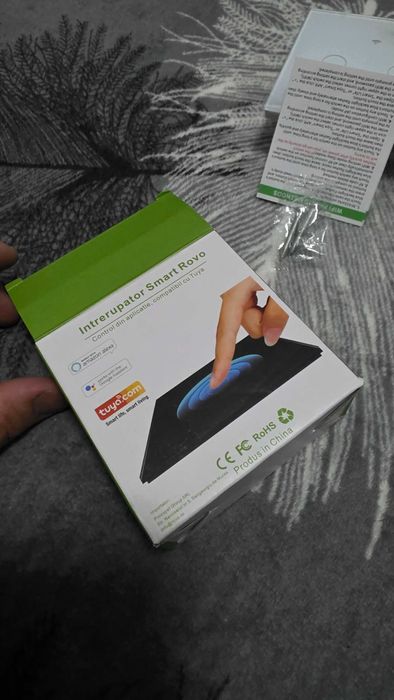 Vând două întrerupătoare smart.