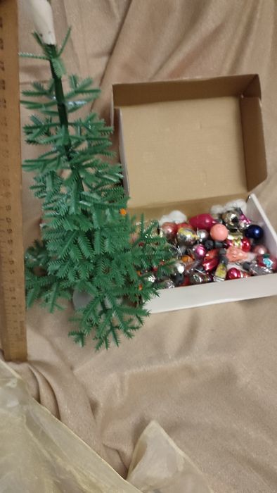 Ёлка винтажная с мелкими стеклянными игрушками