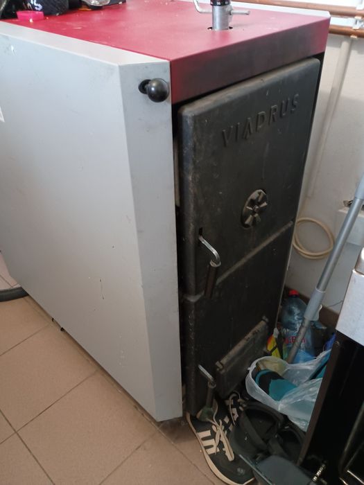 Vând centrală pe lemn cu ardere normală (cazan fontă Viadrus, Cehia), putere 35 kw, puffer 1000 l + vas expansiune aferent.