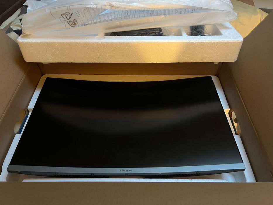 Monitor curbat SAMSUNG LC27R500FHUXEN, 27" AMD FreeSync, Full HD, 60Hz