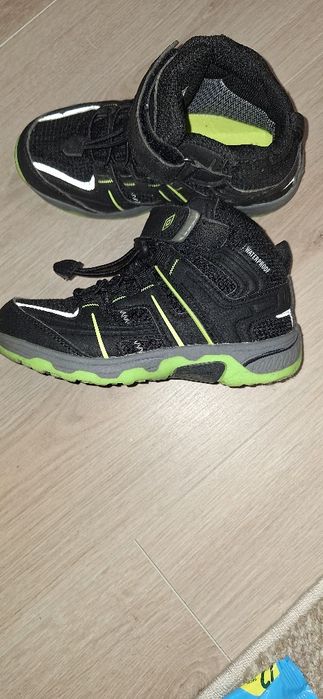 Umbro детски непромукаеми маратонки 31 номер.