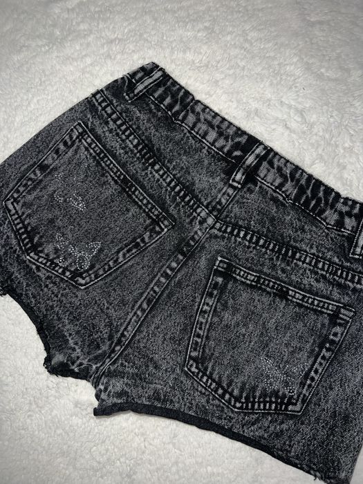 Дамски къси панталонки с камъчета отпред и малко отзад