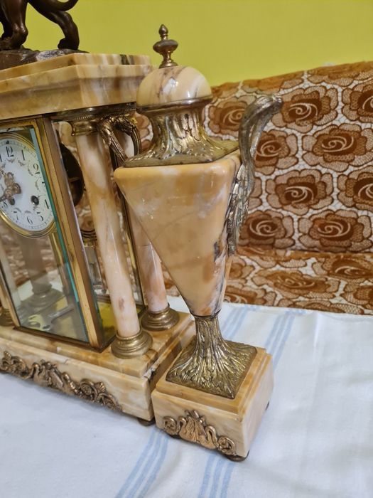 Vand ceas de semineu din marmura cu statuie de bronz