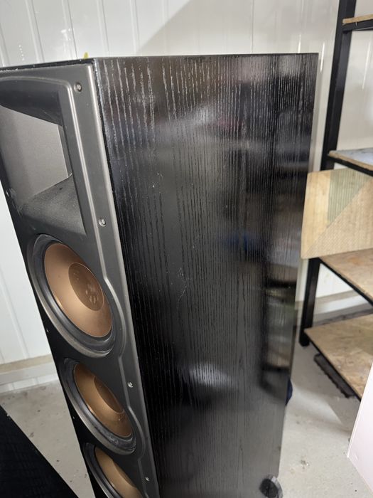Se vând boxe Klipsch RF-83, model de top, extrem de rar și foarte apreciat de cunoscători.