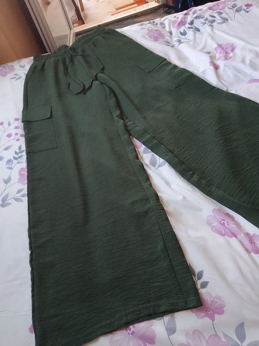 Pantaloni cu crac larg