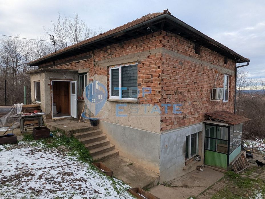 Двуетажна тухлена къща с голям двор в село Поликраище, област Велико